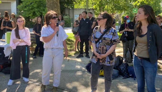 Mme DEPARIS, principale, félicitant Mmes LOUAISIL et REOLON, référentes culture
